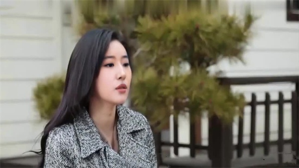 AI换脸刘诗诗×刘亦菲双飞女大学生沙龙室 中文字幕初体验